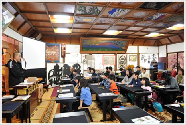 ภาพบรรยากาศห้องเรียนสอนเขียนพู่กันของพระ EIJYU HAYASHI ที่ได้รับความนิยมมาก และมีผู้เข้าเรียนในปัจจุบัน ประมาณ 100 คน