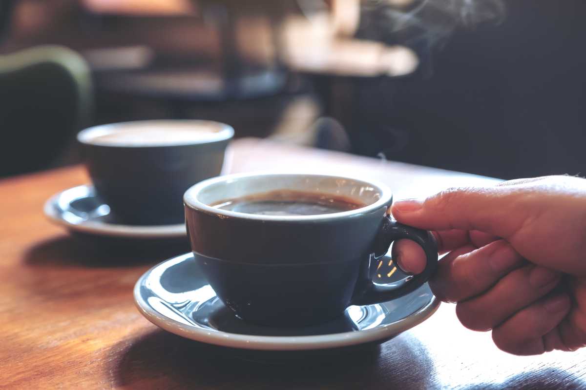 จริงหรือที่ไม่ควรกินยาพร้อมกับการดื่มกาแฟในยามเช้า