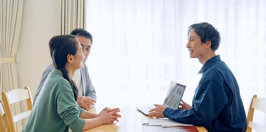 ผู้สนใจเรื่องการลงทุนในอสังหาฯ กำลังปรึกษาเรื่องรีโนเวตบ้าน