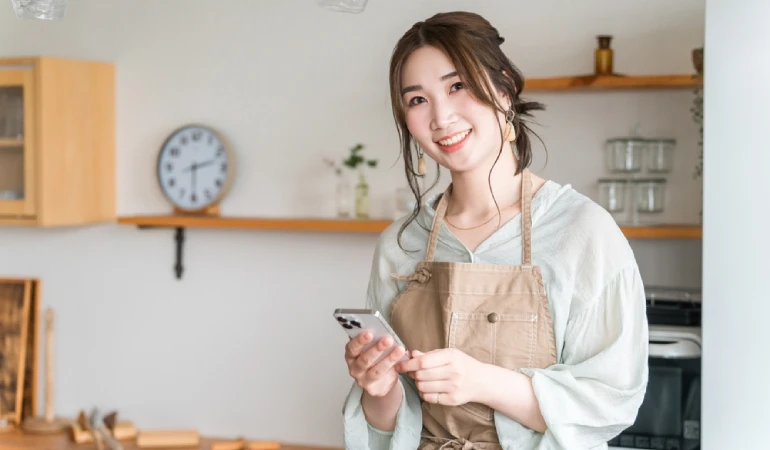 ผู้หญิงเปิดขายของกินออนไลน์แบบไม่มีหน้าร้าน