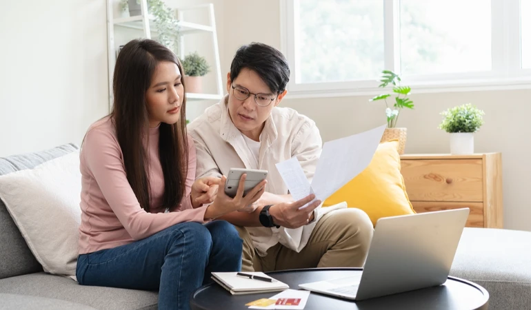 คู่รักกำลังใช้เทคนิคจัดสรรเงินเที่ยวช่วงวันหยุดยาว