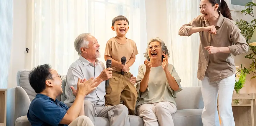 ครอบครัวรู้สึกอุ่นใจหลังเข้าเช็กรายการตรวจสุขภาพประจำปีที่โรงพยาบาล