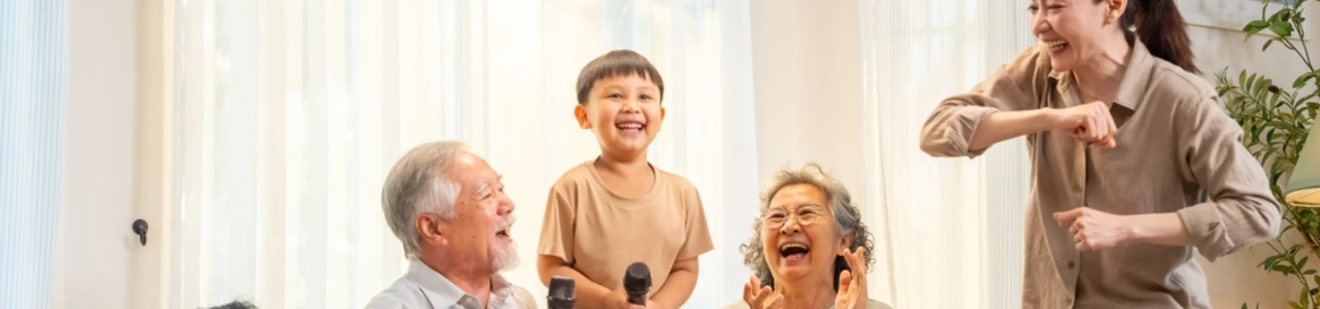 ครอบครัวมีความสุขหลังได้เงินก้อนจากสินเชื่อบ้านแลกเงินมาซ่อมบ้านให้อยู่สบาย