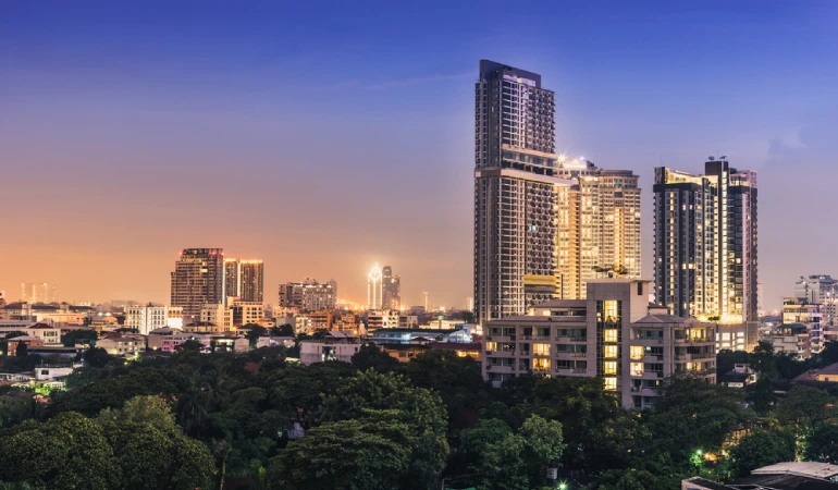 เลือกซื้อคอนโดติดรถไฟฟ้าหรือซื้อในซอยดีกว่ากัน