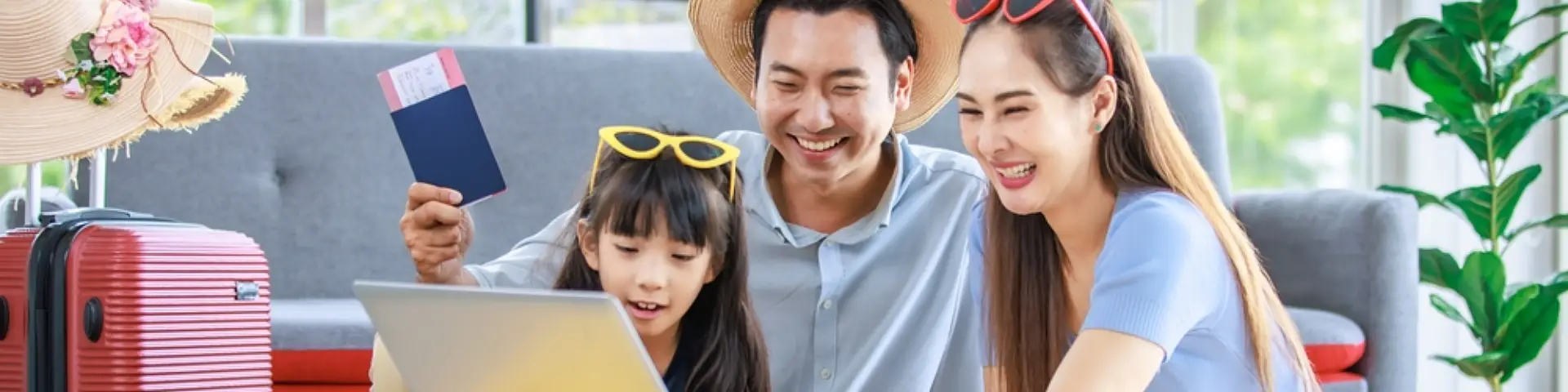 พ่อแม่ลูกกำลังวางแผนเที่ยวครอบครัวในคอมพิวเตอร์โน้ตบุ๊ก