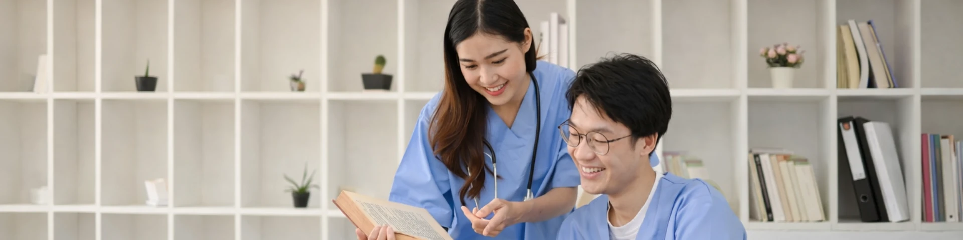 นักเรียนแพทย์เตรียมตัวสอบด้วยความมุ่งมั่น หลังกู้เงินไปเรียนเฉพาะทางได้สำเร็จ