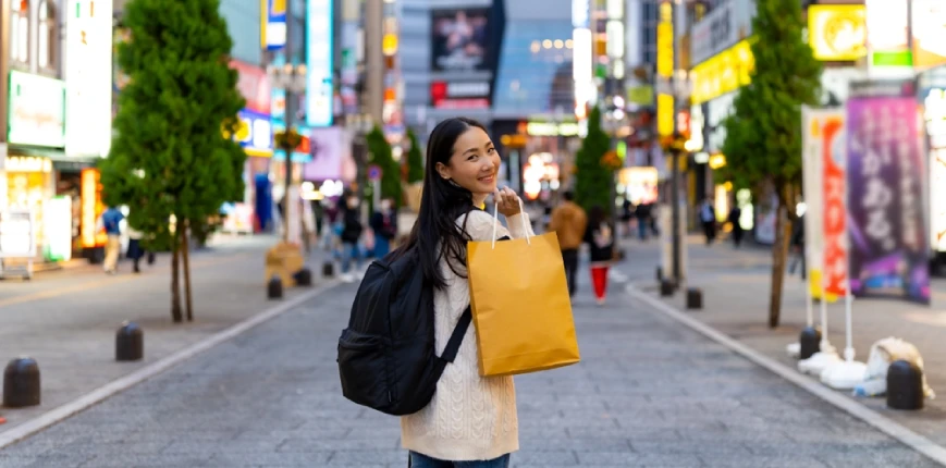 ผู้หญิงมีความสุขในการเที่ยวต่างประเทศ หลังใช้บัตร Travel Card ในการช้อปปิ้ง