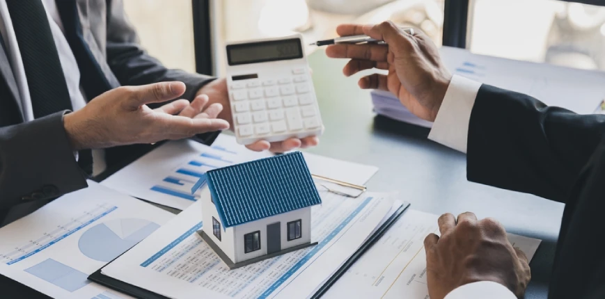 เจ้าหน้าที่แนะนำเรื่องค่าใช้จ่ายรีไฟแนนซ์บ้าน