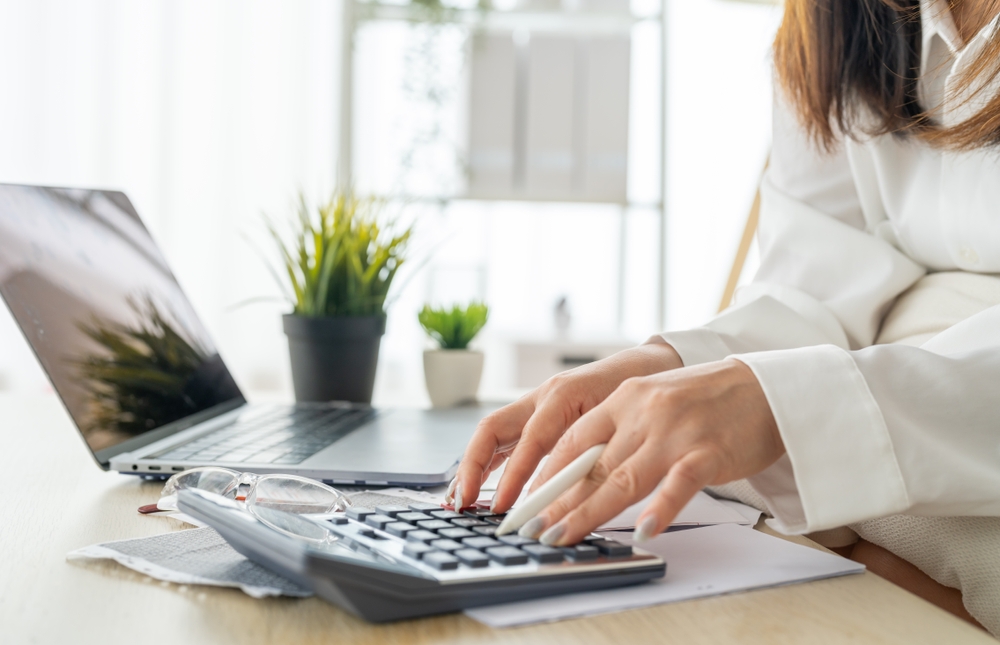 พนักงานออฟฟิศกำลังคำนวณและเตรียมเอกสารลดหย่อนภาษี