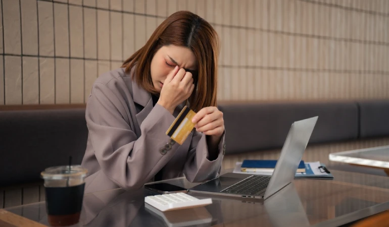 ผู้หญิงที่กำลังเครียดเพราะกำลังอยู่ในวงจรหนี้