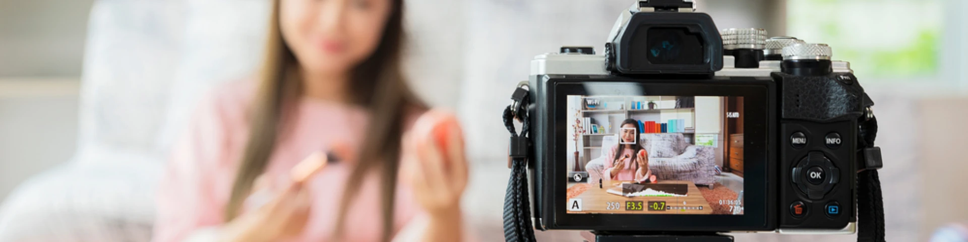 ผู้หญิงใช้เงินกู้ขยายธุรกิจมาซื้อกล้องทำคอนเทนต์ออนไลน์