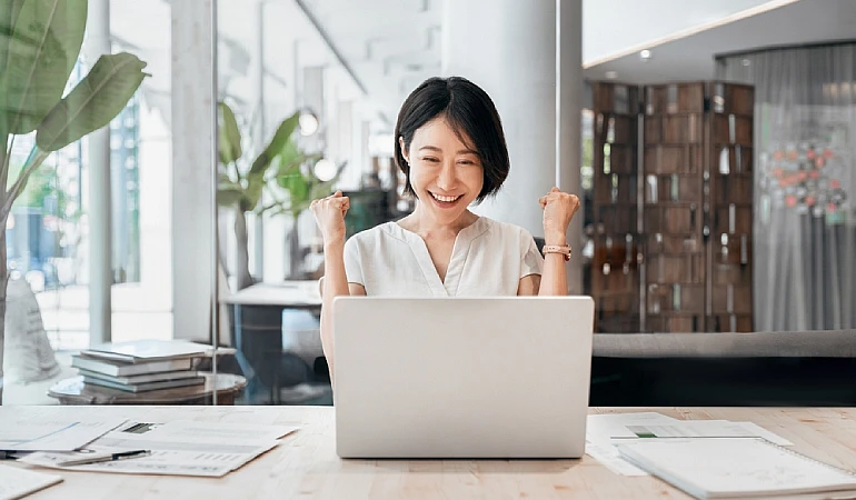 ผู้หญิงดีใจเพราะได้รับโบนัสปลายปีและวางแผนหาวิธีใช้โบนัสลดหนี้ให้คุ้มที่สุด