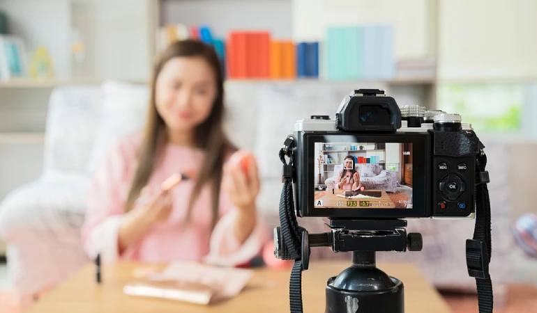 ผู้หญิงใช้เงินกู้ขยายธุรกิจมาซื้อกล้องทำคอนเทนต์ออนไลน์