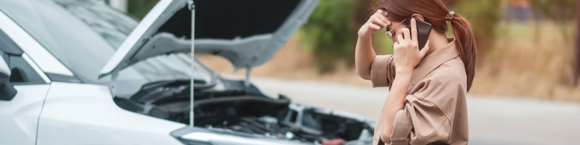 รถเสียทำให้ไม่สามารถขับรถต่อไปได้ต้องโทรหาช่างซ่อมเพื่อแก้ไข