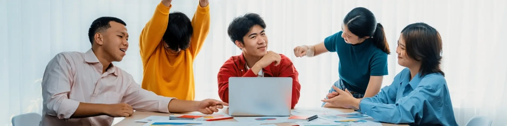 พนักงานออฟฟิศดีใจเมื่อรู้ว่าจะได้โบนัสก้อนใหญ่ และเตรียมวางแผนใช้เงินโบนัสให้คุ้มค่า