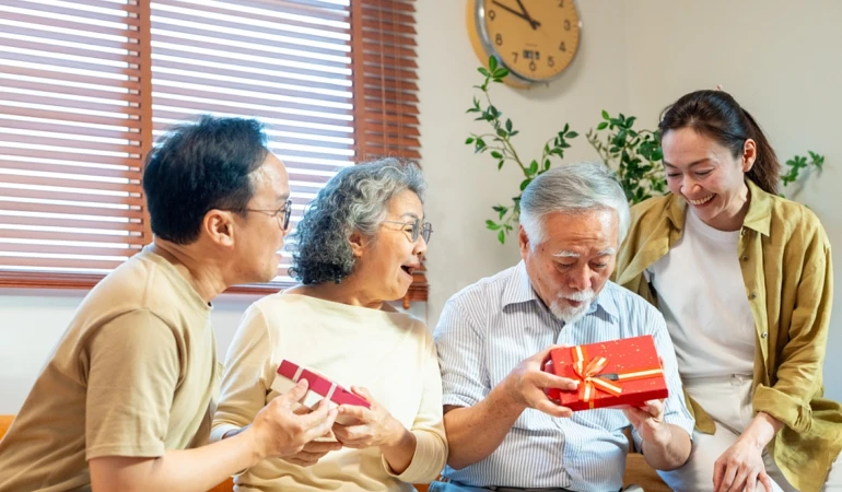 การดูแลสุขภาพผู้สูงอายุอย่างใส่ใจด้วยการให้ของขวัญที่ดีต่อสุขภาพ