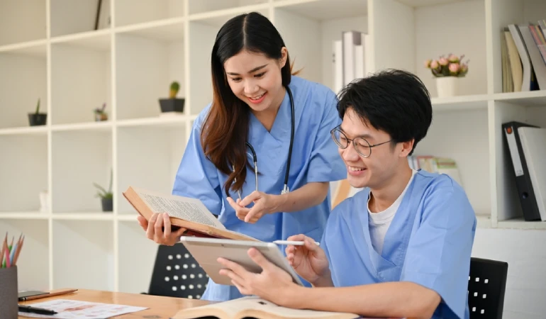 นักเรียนแพทย์เตรียมตัวสอบด้วยความมุ่งมั่น หลังกู้เงินไปเรียนเฉพาะทางได้สำเร็จ