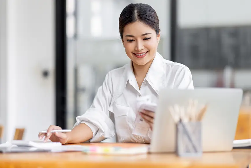 ผู้หญิงกำลังวางแผนลดหย่อนภาษีประจำปี