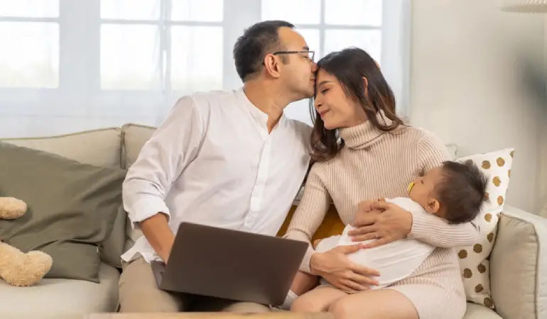 คุณพ่อกำลังหารายได้เสริมอยู่บ้าน เพื่อเพิ่มสภาพคล่องให้ครอบครัว