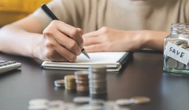 ผู้หญิงกำลังตั้งใจเก็บเงินเที่ยวเพื่อทริปในฝัน