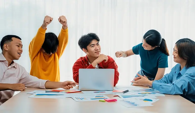 พนักงานออฟฟิศดีใจเมื่อรู้ว่าจะได้โบนัสก้อนใหญ่ และเตรียมวางแผนใช้เงินโบนัสให้คุ้มค่า