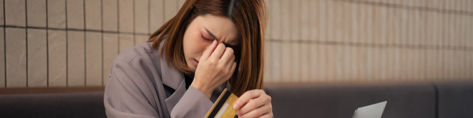 ผู้หญิงที่กำลังเครียดเพราะกำลังอยู่ในวงจรหนี้