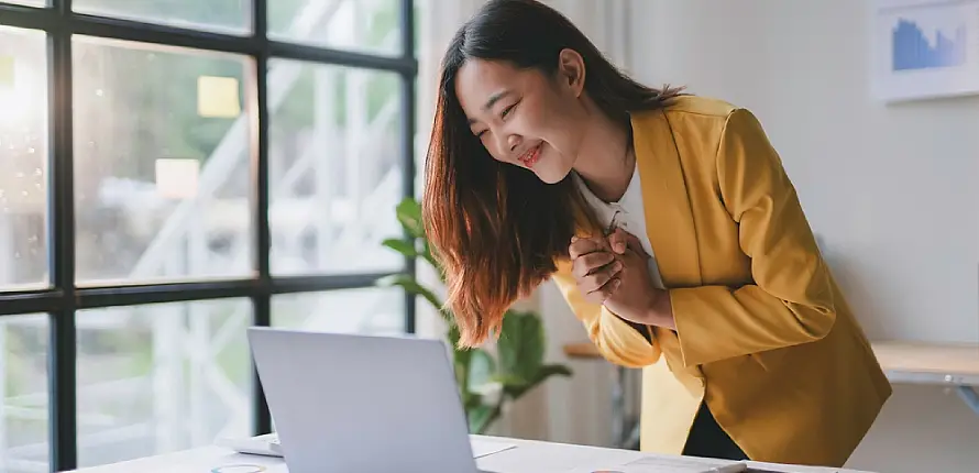 พนักงานออฟฟิศมีความสุขหลังเปิดบัญชีเงินฝากออมทรัพย์ดอกเบี้ยสูงกับธนาคารกรุงศรีได้สำเร็จ