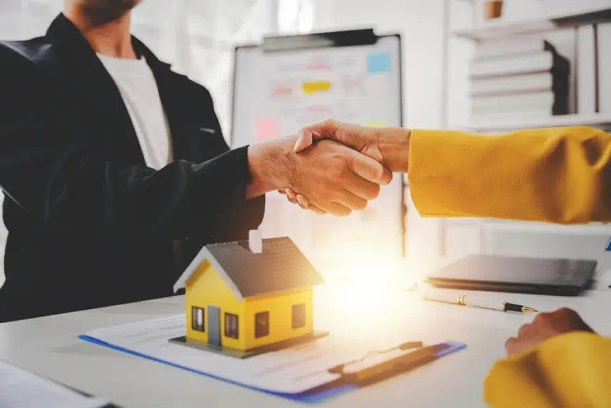 ผู้ชายเอาบ้านเข้าธนาคารเพื่อขอสินเชื่อบ้านแลกเงินมาเคลียร์หนี้อื่น ๆ