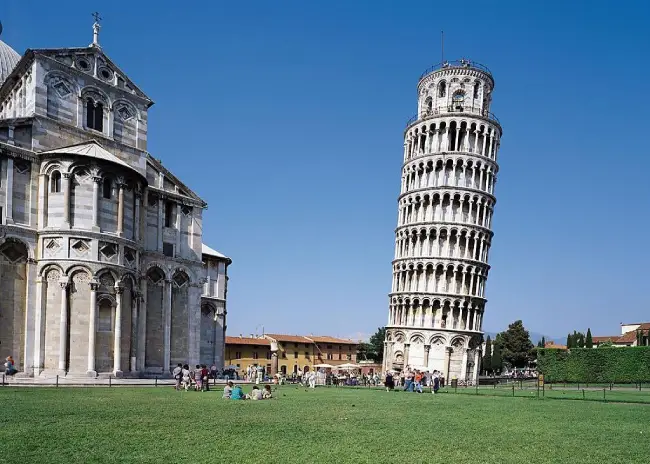 เที่ยวต่างประเทศ หอเอนปิซ่า (La Torre di Pisa) ประเทศอิตาลี