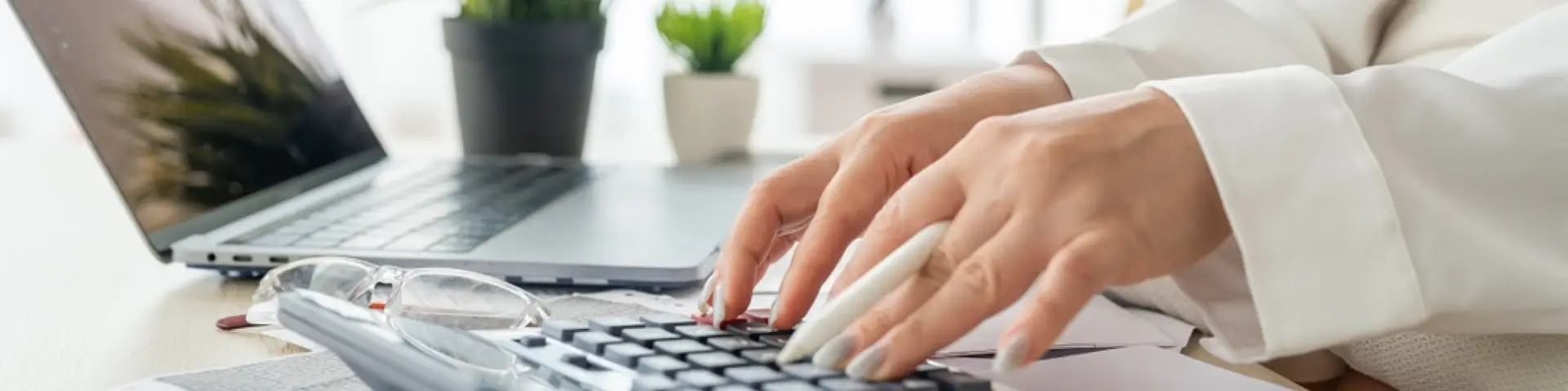 พนักงานออฟฟิศกำลังคำนวณและเตรียมเอกสารลดหย่อนภาษี