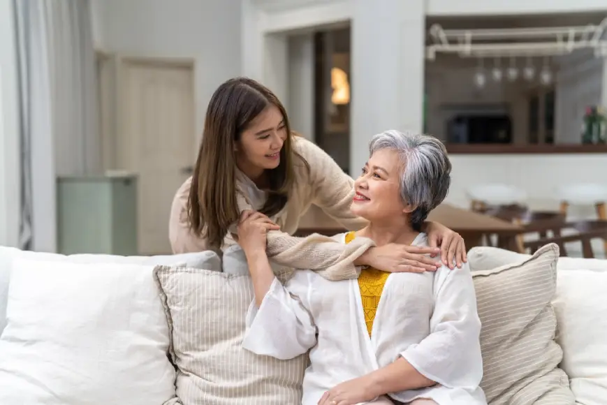 ผู้หญิงมีความสุขที่ซื้อประกันสุขภาพให้แม่แล้วยังลดหย่อนภาษีได้ด้วย