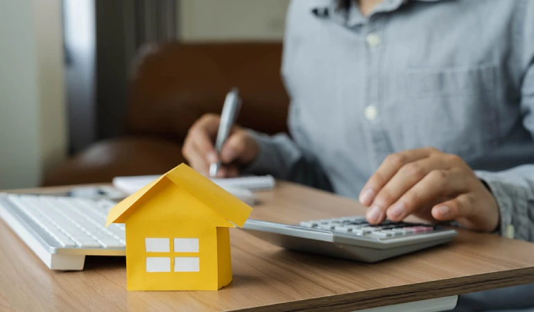 ผู้ชายคำนวณค่าใช้จ่ายรีไฟแนนซ์บ้าน