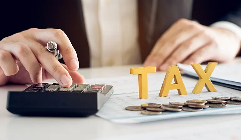 ผู้ชายกำลังคำนวณเบี้ยประกันเพื่อใช้ลดหย่อนภาษี