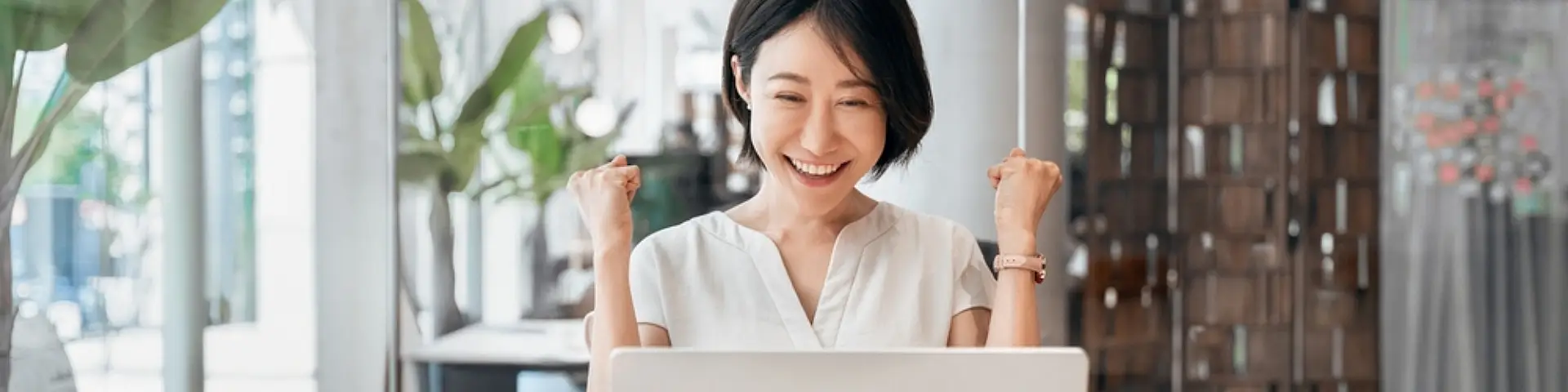 ผู้หญิงดีใจเพราะได้รับโบนัสปลายปีและวางแผนหาวิธีใช้โบนัสลดหนี้ให้คุ้มที่สุด