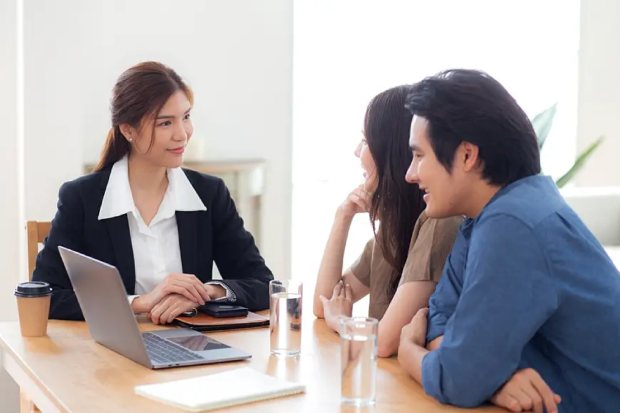 คู่สามีภรรยาปรึกษาตัวแทนประกันเพื่อทำประกันให้พ่อแม่