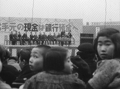 ภาพจาก NHK Archives แคมเปญรณรงค์ให้ประชาชนฝากเงินในธนาคาร