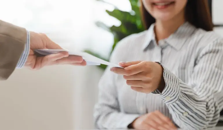 พนักงานกำลังรับโบนัสปลายปี ซึ่งเป็นผลตอบแทนจากการทำงาน