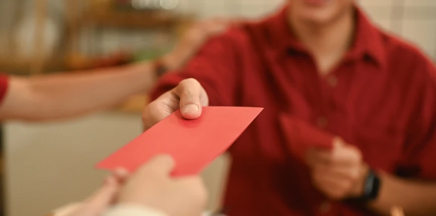 ครอบครัวมอบซองอั่งเปาให้กัน โดยวางแผนงบประมาณตรุษจีนมาเป็นอย่างดีแล้ว