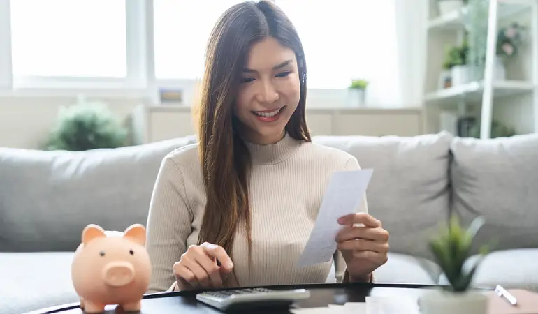 ผู้หญิงกำลังพิจารณาว่าจะปิดหนี้ก้อนไหนก่อนดี