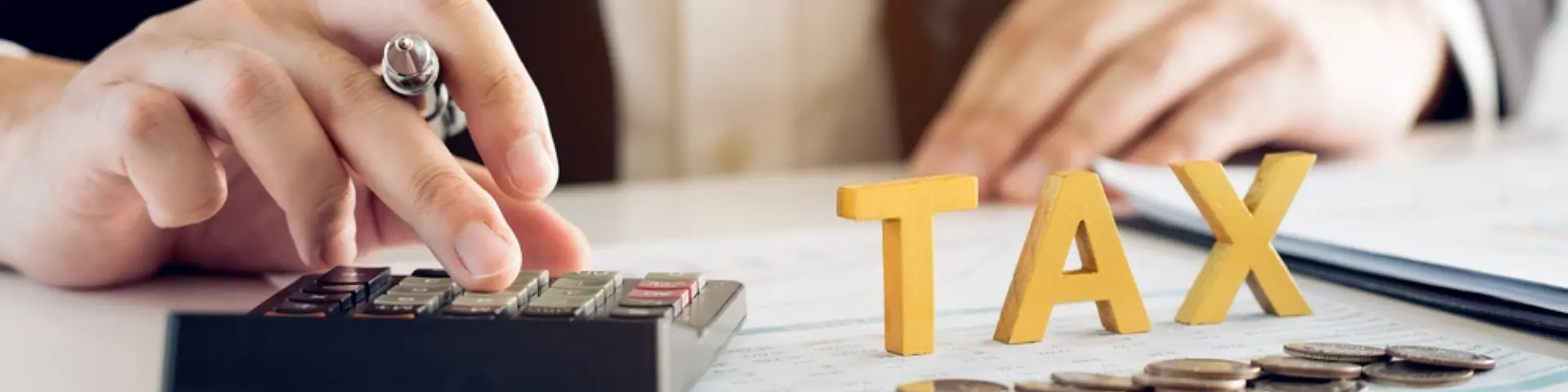 ผู้ชายกำลังคำนวณเบี้ยประกันเพื่อใช้ลดหย่อนภาษี